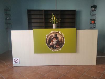 Bancone reception L245 presso Vecchio Tobia - negozio di sigarette elettroniche a Oleggio (NO)
